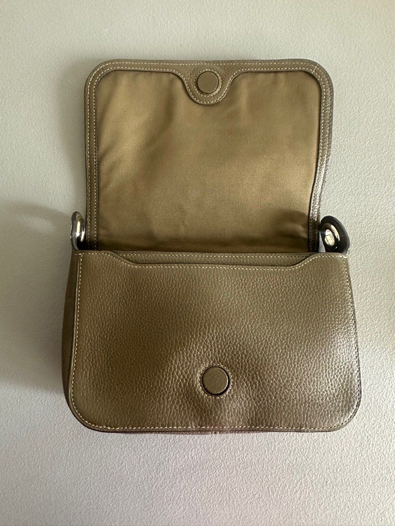 Coach Jes Messenger Bag (Category: Cross-body Bags) located in Quezon City. Submitted by declutterwithtin (Listing ID 1360620884, Image 3). Description: - authentic - used twice - pls see photos for reference.