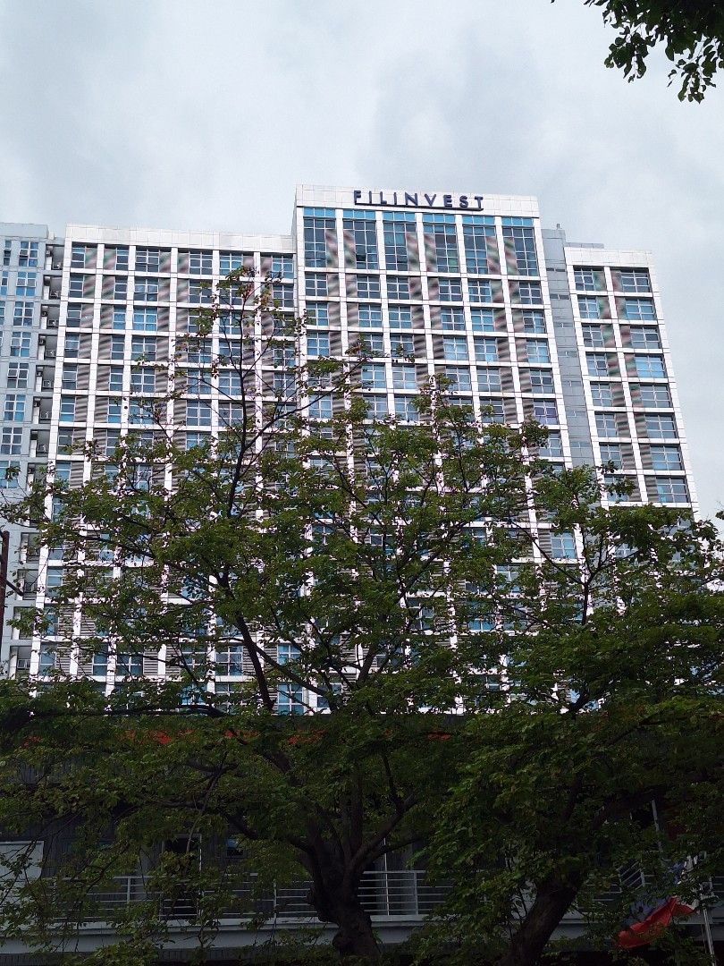 Commercial Space in The Linear Makati (Category: Commercial) located in Las Pinas. Submitted by broker_fritz (Listing ID 1360688812, Image 1). Description: FOR SALE Commercial Unit located in the Ground Floor Location: The Linear Makati Malugay corner Mayapis, Makati City (Near Cash and Carry) Unit size: 66.92 sqm Status: with tenant (an income generating investment!) Selling Price: 20M Net Taxes to be shouldered by the buyer. Direct buyers only 