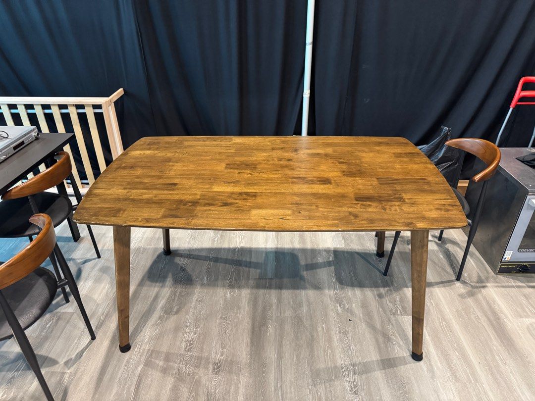 Dining Table (Category: Tables & Sets) located in Singapore. Submitted by shuentam (Listing ID 1360626869, Image 1). Description: 150cm length 90cm width 76.5cm height.