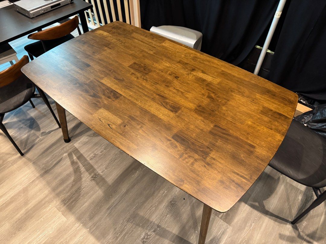 Dining Table (Category: Tables & Sets) located in Singapore. Submitted by shuentam (Listing ID 1360626869, Image 2). Description: 150cm length 90cm width 76.5cm height.