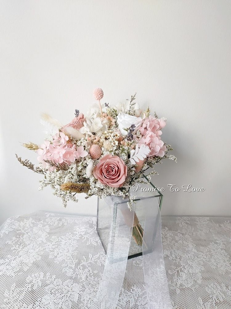 Free delivery of preserved and dried flowers bridal bouquet (Engagement/ROM/Wedding) (Category: Flowers & Bouquets) located in Singapore. Submitted by promisetolove (Listing ID 1360589671, Image 1). Description: Preserved/dried flowers bridal bouquet. Free in-house doorstep delivery service. Photo ©️ Promise To Love.
