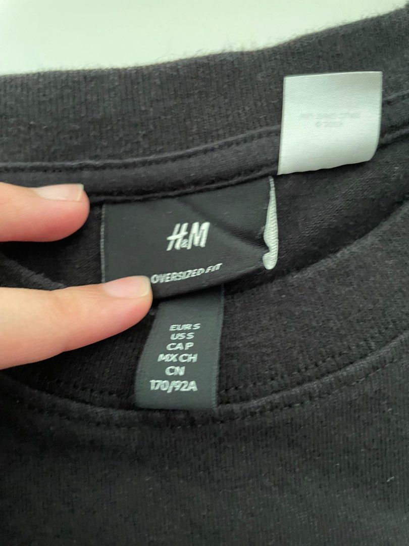 H&M Graphic T-shirt (Category: Tshirts & Polo Shirts ) located in Manila. Submitted by kayesells_ (Listing ID 1360577533, Image 3). Description: preloved (manage your expectations) no when worn! firm price, won’t entertain lowballers mod: jnt or lalamove loc: sampaloc, manila mod: gcash or bpi .