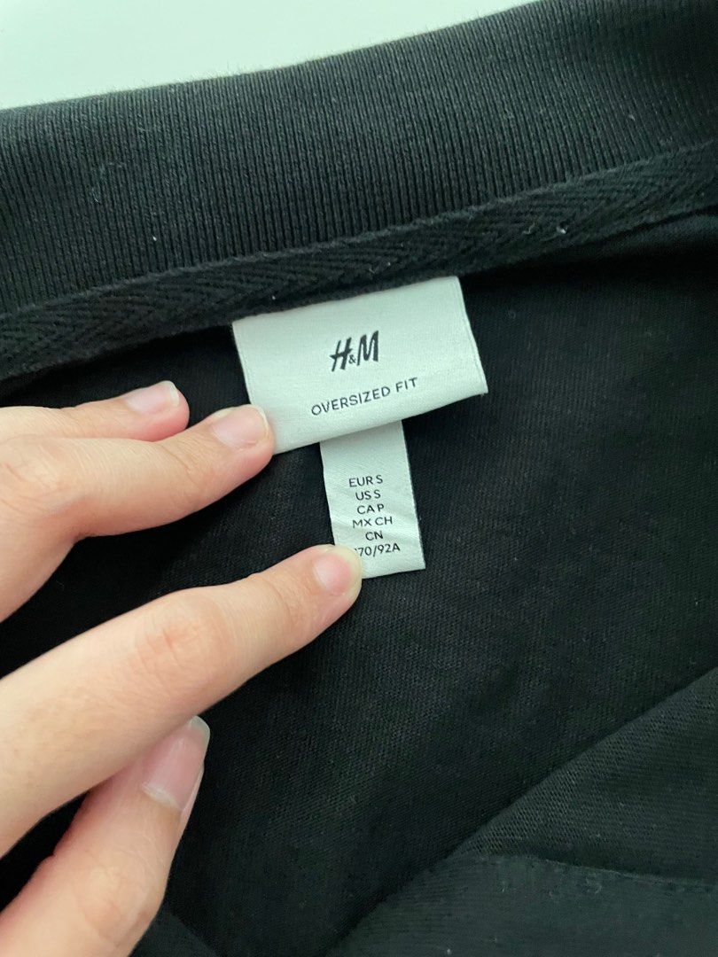 H&M Oversized Graphic Polo Shirt (Category: Tshirts & Polo Shirts ) located in Manila. Submitted by kayesells_ (Listing ID 1360577300, Image 3). Description: preloved (manage your expectations) no when worn! firm price, won’t entertain lowballers mod: jnt or lalamove loc: sampaloc, manila mod: gcash or bpi .