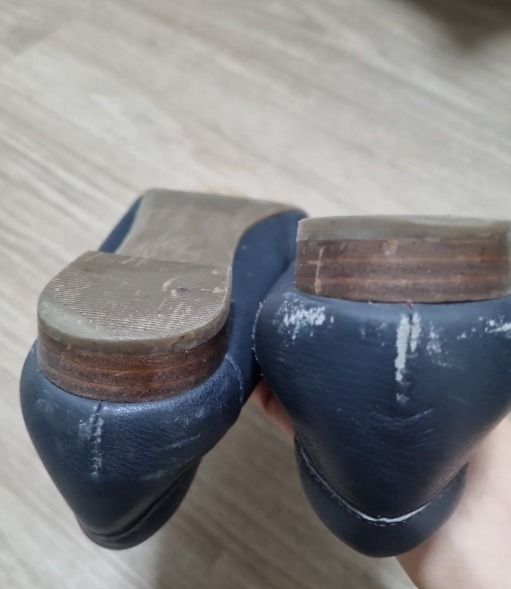 hush puppies shoes (Category: Flats & Sandals) located in Quezon City. Submitted by nylem (Listing ID 1360663270, Image 3). Description: well used but not abused got some scratches can arrange pickup/delivery.