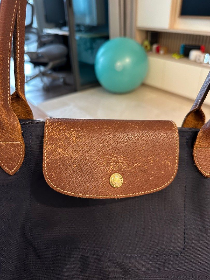 Longchamp Le Pliage M tote bag (authentic) (Category: Bags & Wallets) located in Singapore. Submitted by gruffruff (Listing ID 1360607421, Image 3). Description: Authentic Le Pliage, well used, with signs of wear (small holes) at the corners. Canvas material is easy to wipe clean and still works well! Not for fussy buyers. .