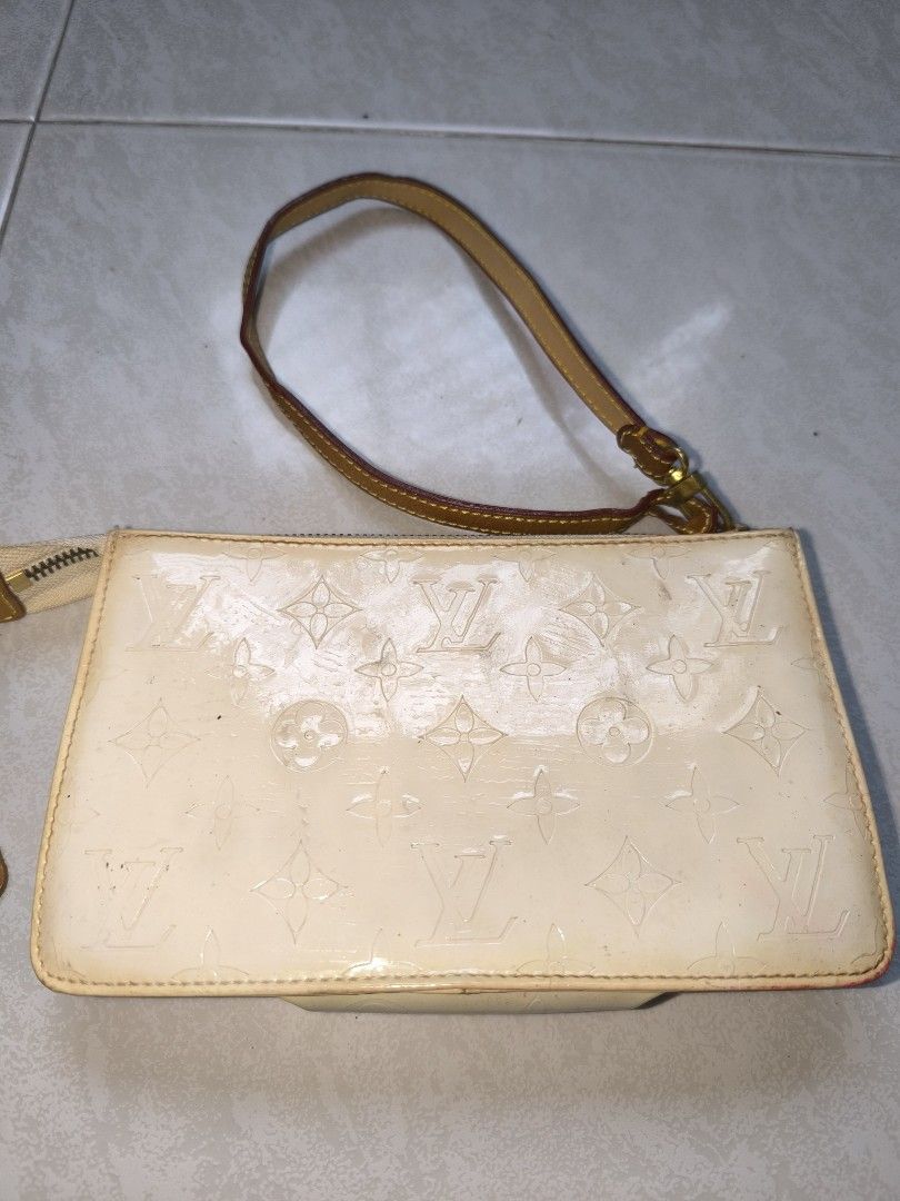 Louis Vuitton LV Pochette Accessories Leather clutch bag (Category: Bags & Wallets) located in Singapore. Submitted by gadgetslah (Listing ID 1360636765, Image 2). Description: Louis Vuitton Pochette Accessories leather clutch bag Condition 9/10 Slight discoloration inner pocket zip head off though zip usable Beige Leather Price S$250.00.