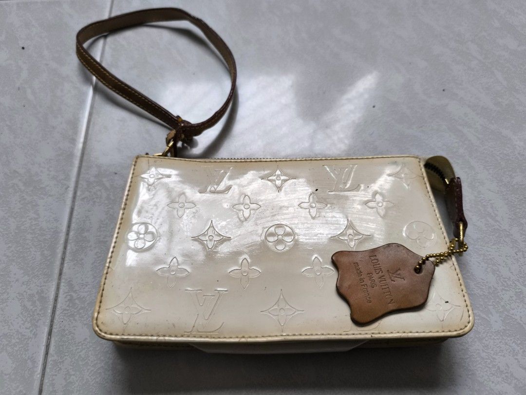 Louis Vuitton LV Pochette Accessories Leather clutch bag (Category: Bags & Wallets) located in Singapore. Submitted by gadgetslah (Listing ID 1360636765, Image 3). Description: Louis Vuitton Pochette Accessories leather clutch bag Condition 9/10 Slight discoloration inner pocket zip head off though zip usable Beige Leather Price S$250.00.