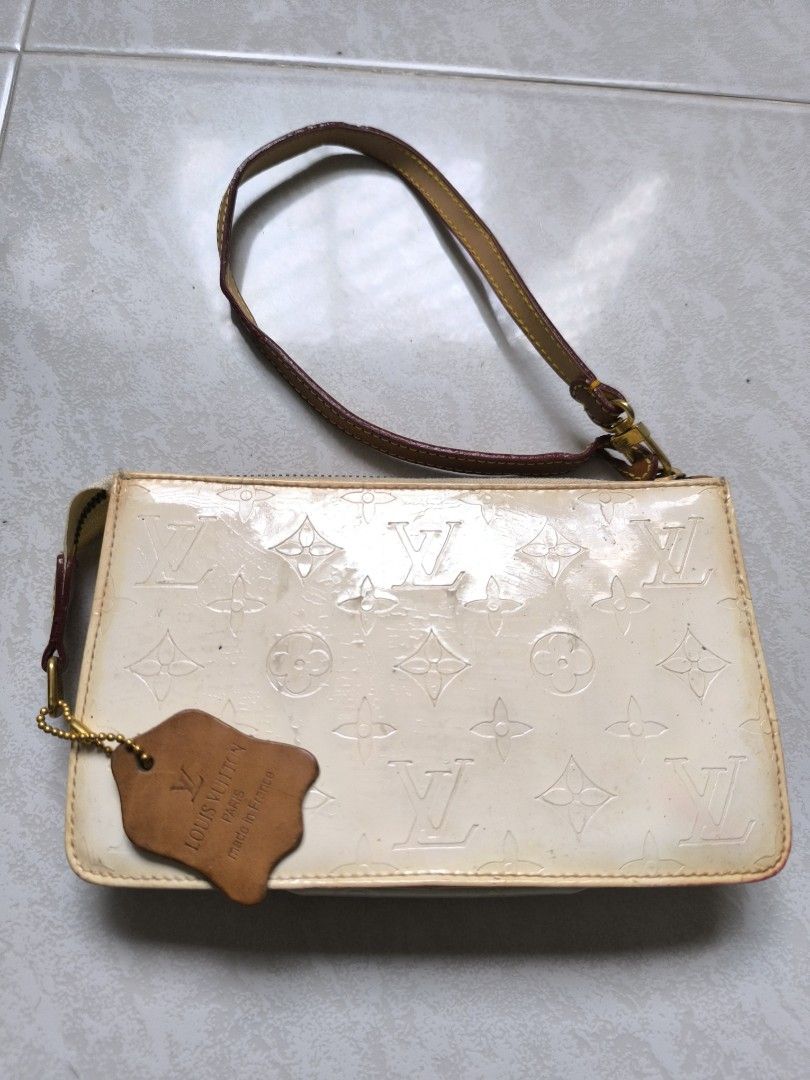 Louis Vuitton LV Pochette Accessories Leather clutch bag (Category: Bags & Wallets) located in Singapore. Submitted by gadgetslah (Listing ID 1360636765, Image 1). Description: Louis Vuitton Pochette Accessories leather clutch bag Condition 9/10 Slight discoloration inner pocket zip head off though zip usable Beige Leather Price S$250.00.