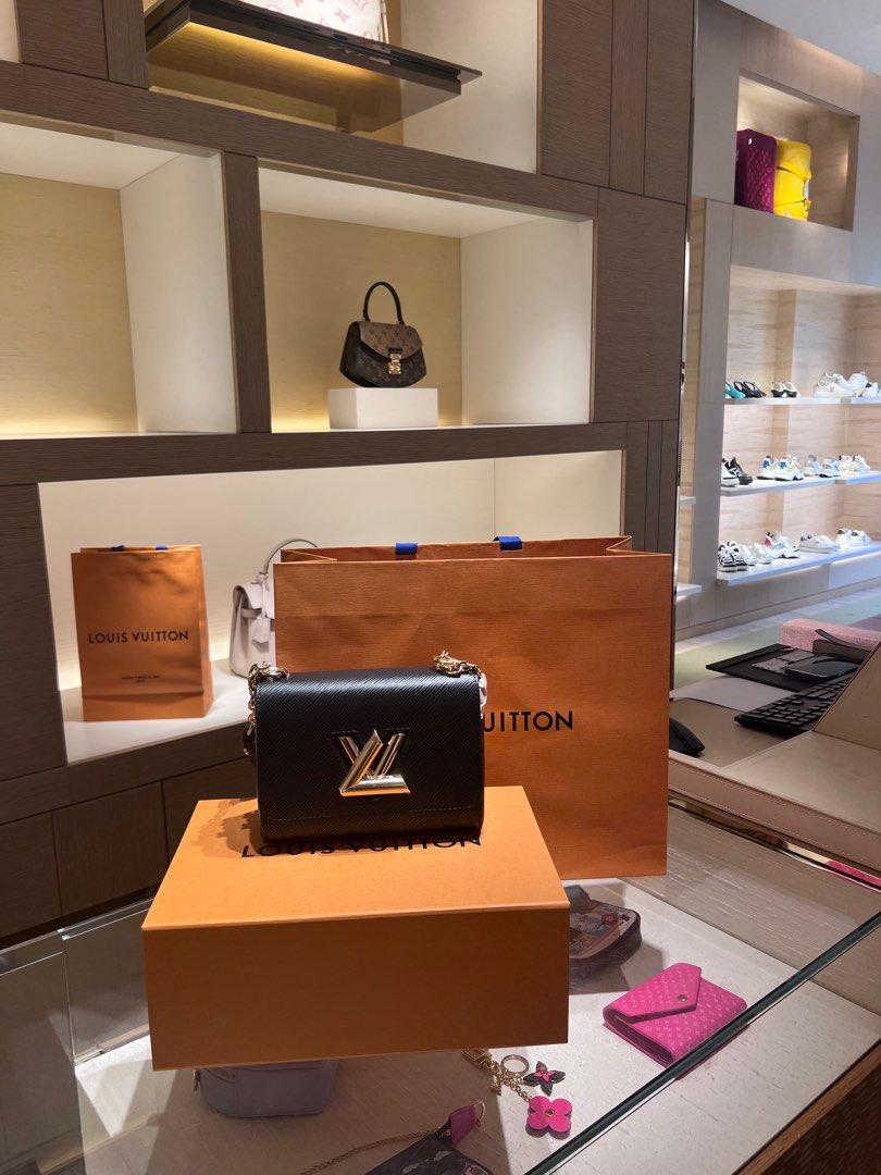 Lv twist gold hardware (Category: Luxury Bags & Wallets) located in Cavite. Submitted by realfranzia09 (Listing ID 1360685015, Image 1). Description: Okay na okay sa maselang tulad ko my hairline lang sa hardware pero kerinv keri.