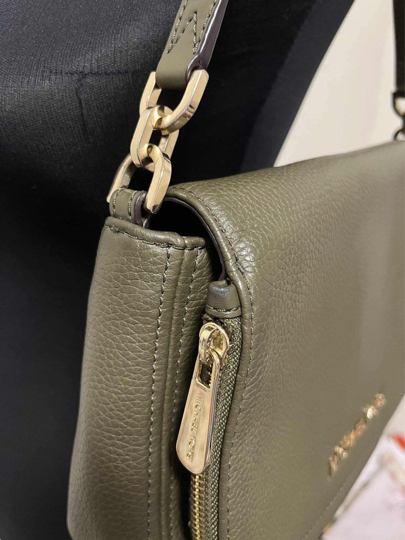 Michael Kors Bedford Convertible Flap Bag (Category: Luxury Bags & Wallets) located in Dasmarinas. Submitted by inside1916 (Listing ID 1360676258, Image 3). Description: 🌸 Please message us for inquiries & details about the product ☺️ 🌷 Disclaimer: Actual color may vary due to lighting and image quality. 🌺 Strictly 24 hours reservation 🌺 Joy Reservers will be posted and blocked 🚛 GoGo Express & Lalamove (Shipping will be shouldered by the Bu