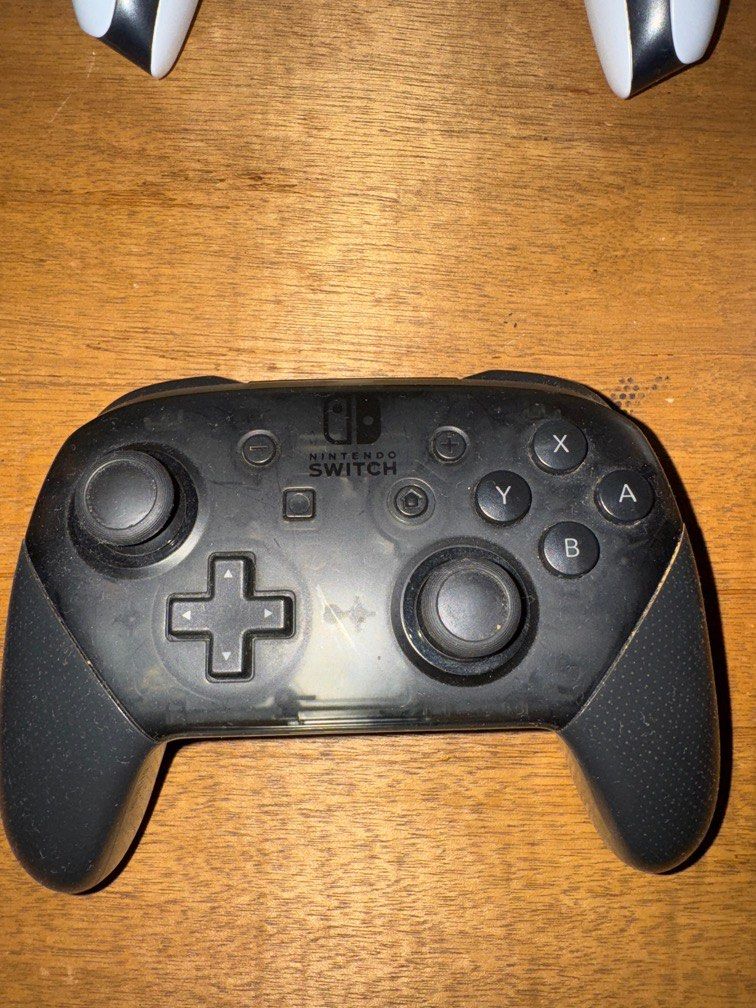 Nintendo Pro Controller (Category: Controllers) located in Muntinlupa City. Submitted by babyauraa (Listing ID 1360705091, Image 3). Description: Di na ginagamit Naka PS5 na.