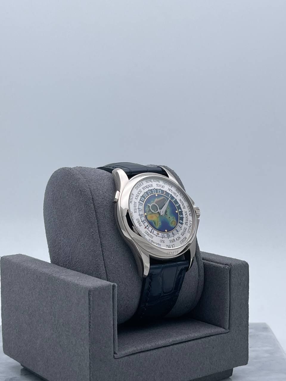 Patek Philippe 5131G-010 World Time Cloisonné Enamel • 2016 • 📦 & 📄 (Category: Watches) located in Singapore. Submitted by timetells (Listing ID 1360599957, Image 2). Description: Brand: Patek Philippe Model: World Time Cloisonné Enamel Reference: 5131G-010 Year: 2016 Case Size: 39.5mm Material: 18K White Gold Bezel: Fixed 18K White Gold Dial: Grand Feu Cloisonné Enamel – Americas Map Strap: Navy Blue Alligator Strap with 18K White Gold Foldove