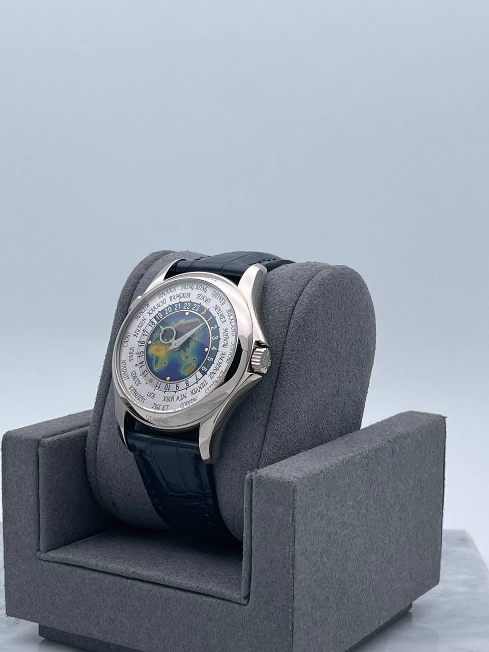 Patek Philippe 5131G-010 World Time Cloisonné Enamel • 2016 • 📦 & 📄 (Category: Watches) located in Singapore. Submitted by timetells (Listing ID 1360599957, Image 3). Description: Brand: Patek Philippe Model: World Time Cloisonné Enamel Reference: 5131G-010 Year: 2016 Case Size: 39.5mm Material: 18K White Gold Bezel: Fixed 18K White Gold Dial: Grand Feu Cloisonné Enamel – Americas Map Strap: Navy Blue Alligator Strap with 18K White Gold Foldove