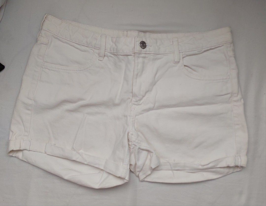 Preloved H&M shorts - sz UK12 (Category: Shorts) located in Paranaque City. Submitted by preloved.reloved.ph (Listing ID 1360586929, Image 1). Description: Size: UK 12 Price: 200php + shipping fee MOP: GCash (preferred), Bank transfer/deposit (BDO/Metrobank) For delivery (Grab/Lalamove/JRS) or Pickup (scheduled; Taguig/Paranaque) Since this is a preloved item, please expect some signs of wear. Some flaws may not be noticed by seller. There may be