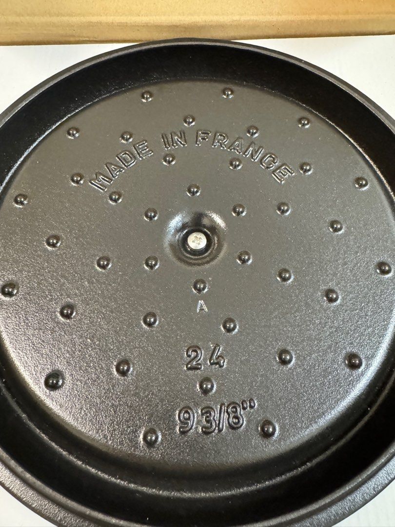 Staub （分類：炊具及配件）位於 Hong Kong。 由 jtang2301 提交（商品編號 1360680175，圖片 3）。簡介： 。
