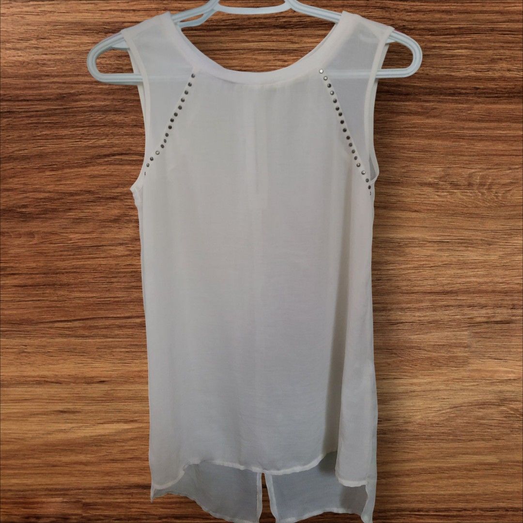 Stradivarius sleeveless blouse sz.small preloved! (Category: Sleeveless) located in Quezon City. Submitted by veegee1216 (Listing ID 1360582354, Image 1). Description: all items has signs of usage, please manage your expectations! no majot flaw/s! actual photos posted! no when wear photos please! ** add shipping fee gcash payment or bank transfer is accepted! thank you for checking my items! ♡♡♡.