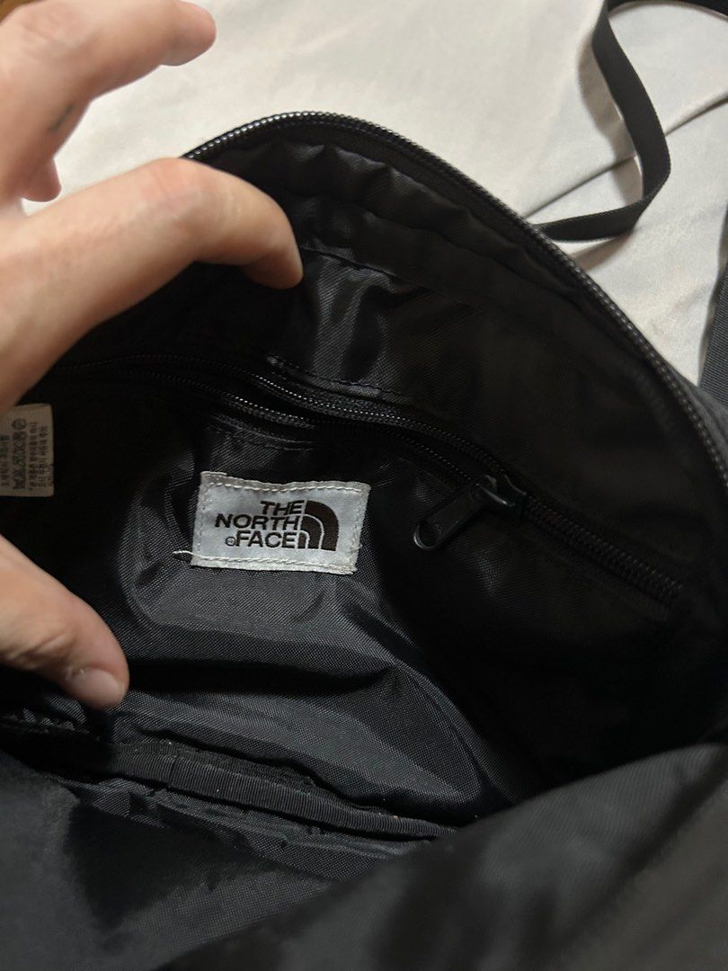 The north face sling bag (Category: Sling Bags) located in Quezon City. Submitted by projectbernice (Listing ID 1360612492, Image 3). Description: Item is located in culiat qc. I accepy payment through gcash and gotyme bank. Shipping through j&t and lalamove Dimensions: 9x7 inches.