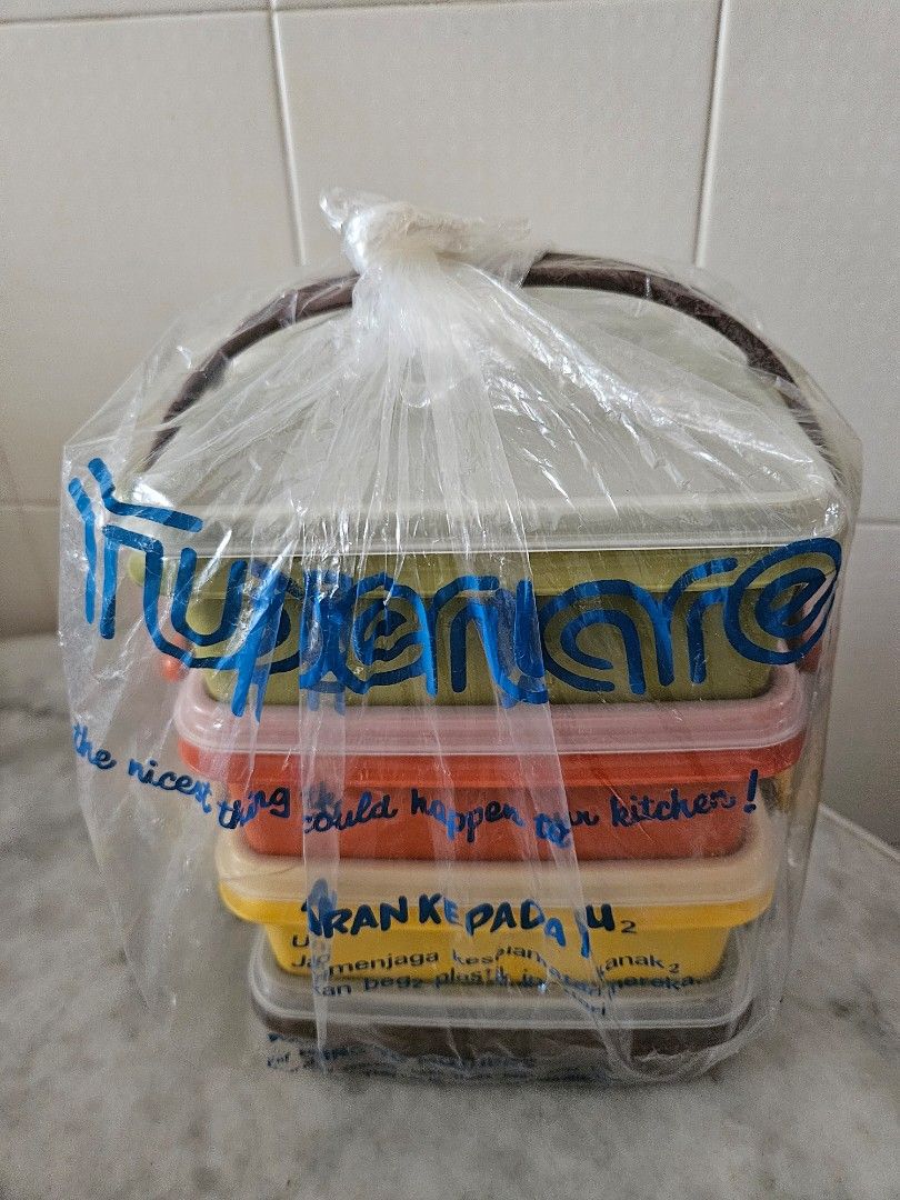 Tupperware (Category: Other Kitchenware & Tableware) located in Singapore. Submitted by alison618 (Listing ID 1360706149, Image 3). Description: Stack N Carry Authentic Made In America.
