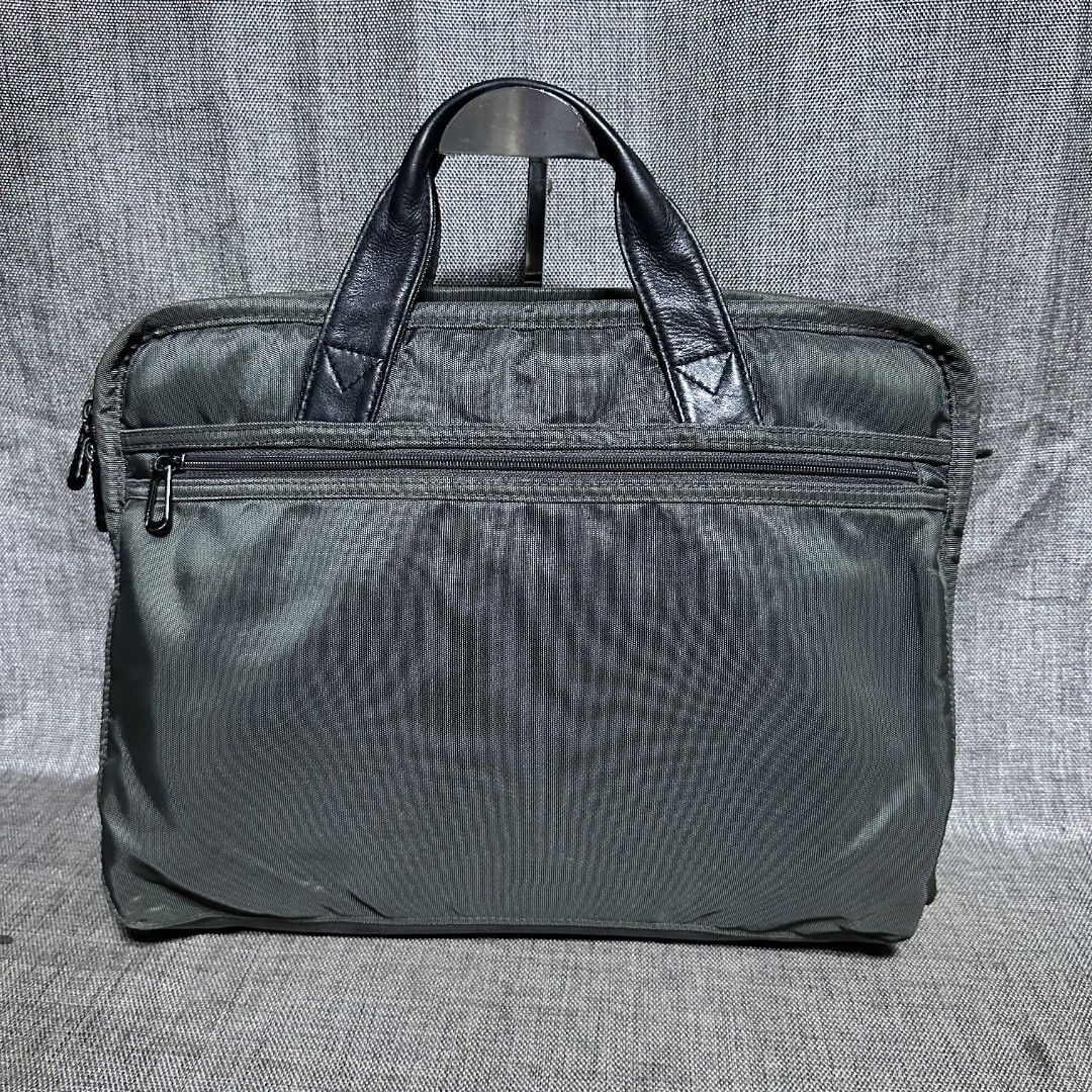 Uniqlo document bag (Category: Luxury Bags & Wallets) located in Manila. Submitted by greyinfash06839 (Listing ID 1360710102, Image 1). Description: 🤍Item: Uniqlo document bag 🤍Brand: Uniqlo 🤍Matirial: Nylon 🤍Quality: Original 🤍color: Gray 🤍Size: Large 🤍Dimension. H: 12 L: 16 W: 6 🤍Sex: For Men 🤍Issue: Sign of use 🤍Condition Rate: 9/10 🤍Other info:.