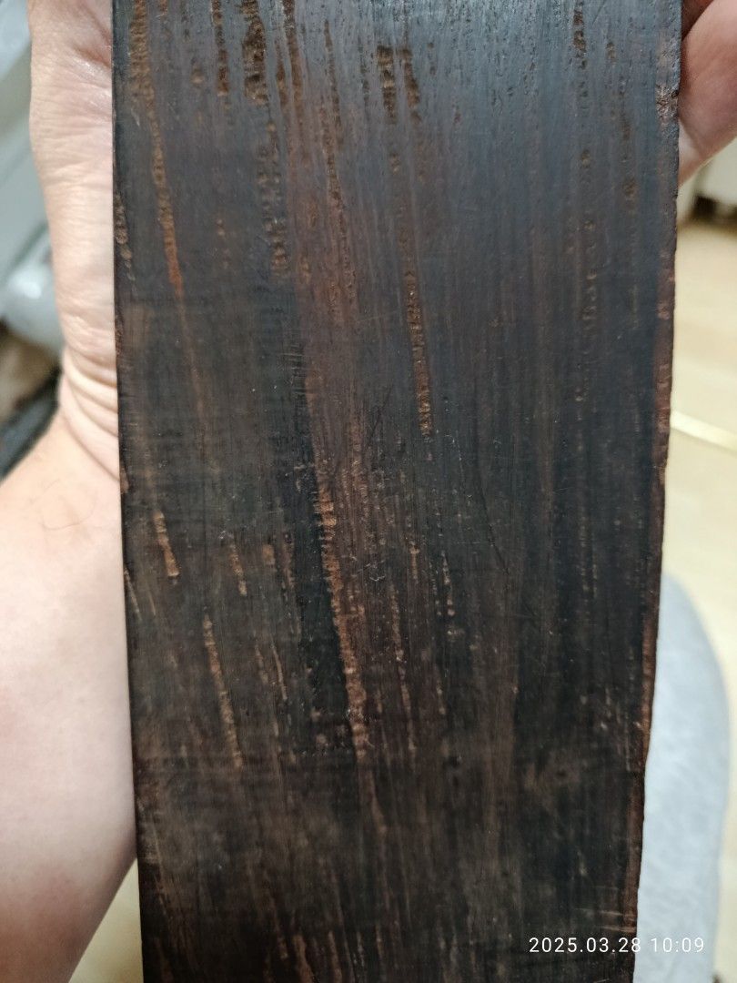 酸枝家具配件 （分類：復古收藏品）位於 Hong Kong。 由 alexcmma 提交（商品編號 1360807849，圖片 4）。簡介： 古董酸枝家具配件。顔色紫裏透紅，屬上等酸枝。原本買來製作小手工，但一直沒有將其切割，怕水準不夠浪費了上等木材。現在出售是沒有時間玩木頭了，以買入價出售。。