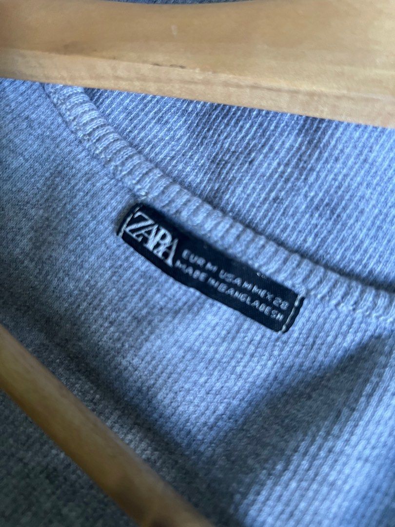 Basic Gray Crop Top (Category: Others Tops) located in Antipolo. Submitted by neveroldph (Listing ID 1360730986, Image 2). Description: Closet staple.