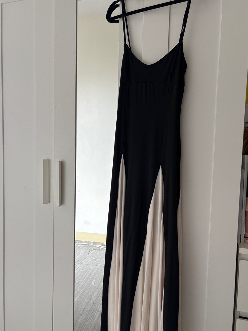 black and white formal maxi dress (Category: Dresses) located in Manila. Submitted by cassiescollections (Listing ID 1360762182, Image 3). Description: can fit m-XL.