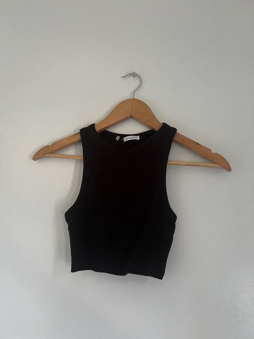 Classic Black Sleeveless Crop Top (Category: Sleeveless) located in Antipolo. Submitted by neveroldph (Listing ID 1360730908, Image 1). Description: Super nice fit and easy to pair..