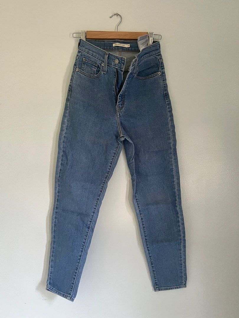 Classic Levi’s Jeans (Category: Jeans) located in Antipolo. Submitted by neveroldph (Listing ID 1360730795, Image 1). Description: Tapered relaxed fit and super high waist. Must have closet staple..
