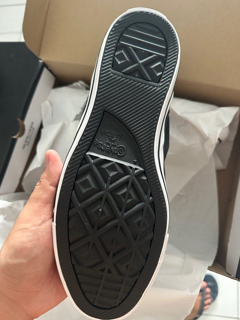 Converse (Category: Sneakers) located in Makati City. Submitted by firy003 (Listing ID 1360774079, Image 3). Description: Brand new, mandaluyong city.