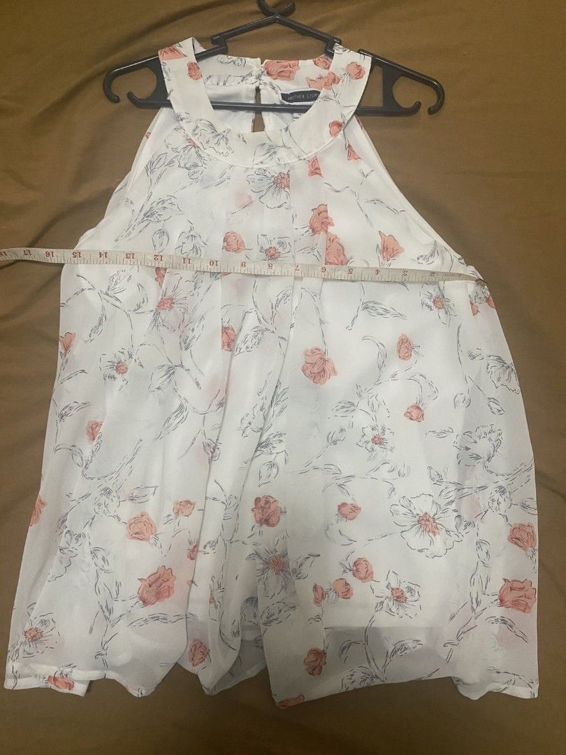 Floral halter Top (Category: Sleeveless) located in Dolores. Submitted by solfinds (Listing ID 1360773571, Image 2). Description: Maganda pa slightly used lang. May mantsa sa inner due to storage but hindi halata siya.Meron din temporary tahi sa may underarm kasi medyo malaki sakin pero pwede tanggalin since temporary tahi lang siya. Included the picture sa last part.