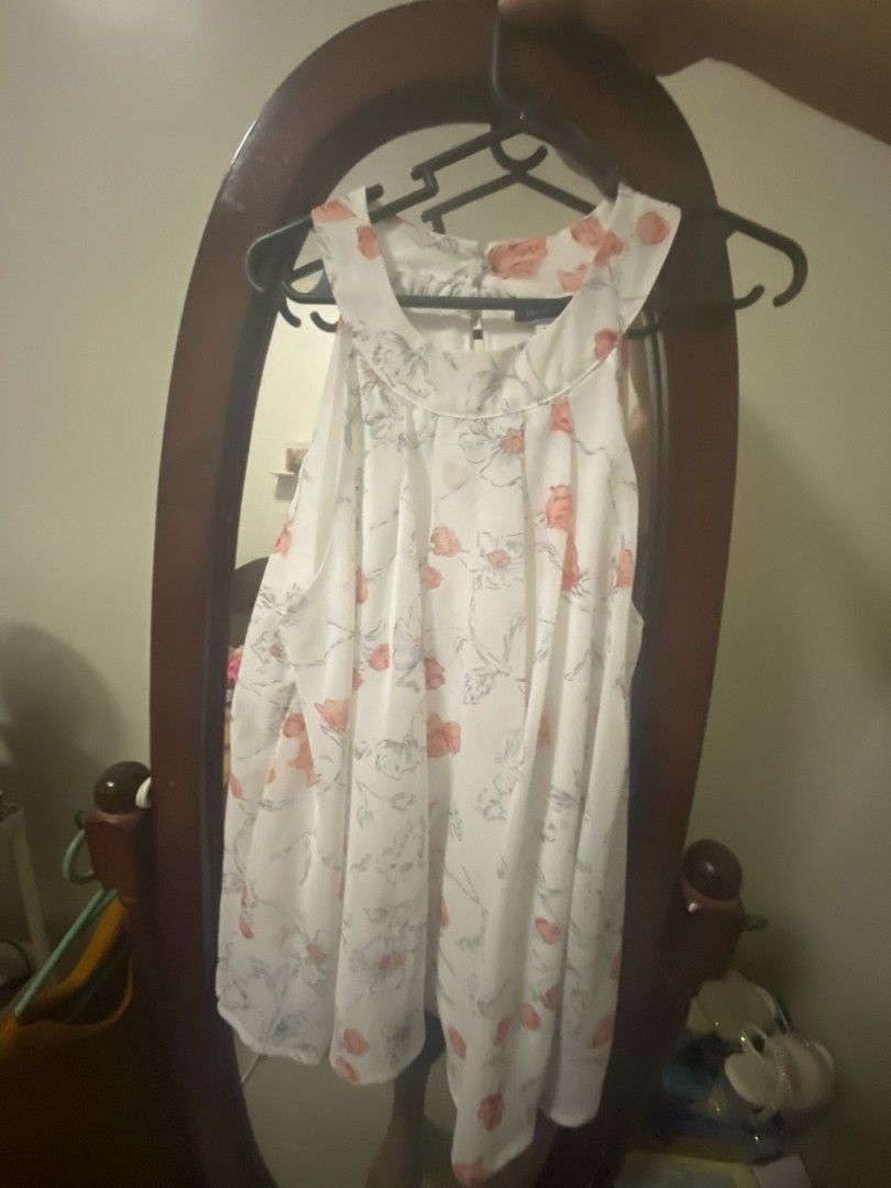 Floral halter Top (Category: Sleeveless) located in Dolores. Submitted by solfinds (Listing ID 1360773571, Image 1). Description: Maganda pa slightly used lang. May mantsa sa inner due to storage but hindi halata siya.Meron din temporary tahi sa may underarm kasi medyo malaki sakin pero pwede tanggalin since temporary tahi lang siya. Included the picture sa last part.