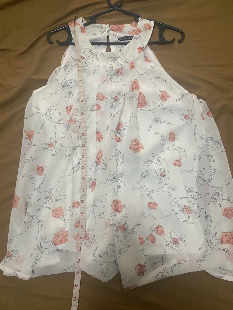 Floral halter Top (Category: Sleeveless) located in Dolores. Submitted by solfinds (Listing ID 1360773571, Image 3). Description: Maganda pa slightly used lang. May mantsa sa inner due to storage but hindi halata siya.Meron din temporary tahi sa may underarm kasi medyo malaki sakin pero pwede tanggalin since temporary tahi lang siya. Included the picture sa last part.