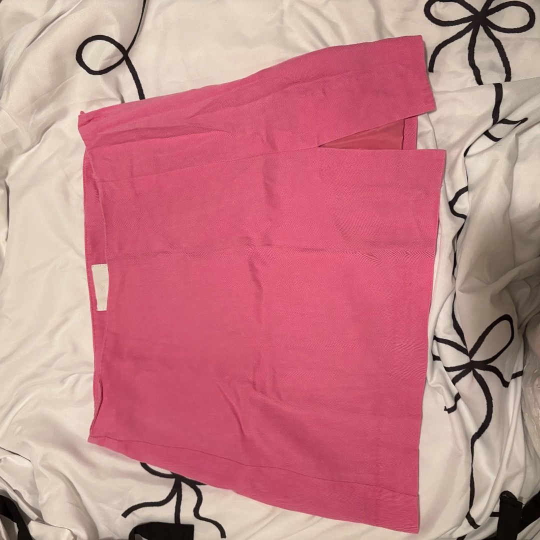 H&M Pink Mini Skirt with Slit (Category: Skirts) located in Makati City. Submitted by shop.sammy (Listing ID 1360832294, Image 1). Description: .