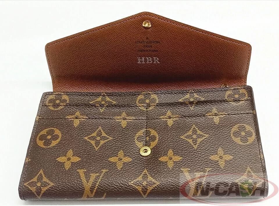 Louis Vuitton Sarah Monogram Canvas Envelope Wallet (Category: Luxury Bags & Wallets) located in Makati City. Submitted by luxury_by_ncash_2 (Listing ID 1360762724, Image 2). Description: N-Cash Pawnshop "Instant Cash for Bags, Watches, Cars, and Electronics" https://www.ncash-pawnshop-philippines.com/ Louis Vuitton Sarah Monogram Canvas Envelope Wallet Measures: 7.5″ L x 4.1″ H x 1″ D (approx) Material: Monogram Canvas Cross-Grain Leather Lining