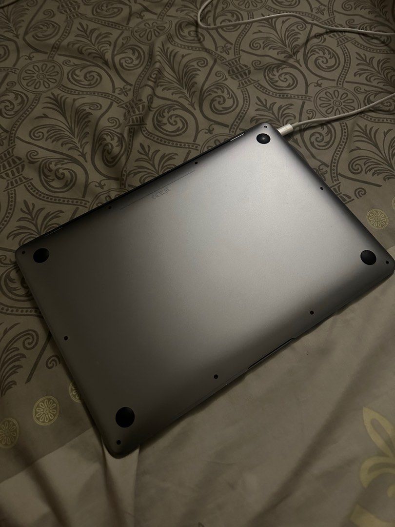 macbook air m1 245gb (Category: Laptops & Notebooks) located in Angeles City. Submitted by thevinsel (Listing ID 1360864562, Image 2). Description: macbook air m1 245gb Bh: 94% CC: 116 no history of repair no issue unli reset may dent sa left corner, dm nalang for pics ISO keyboard format fixed price po 26k with box, unit and charger.