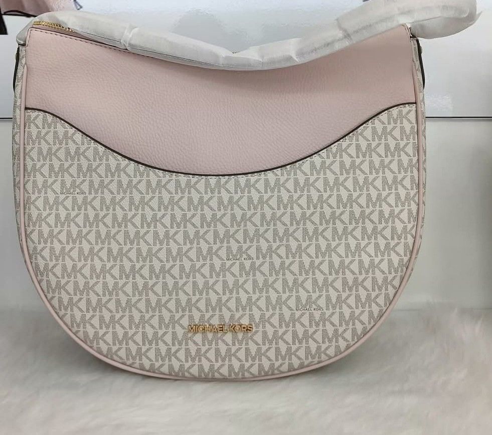 Michael KORS LARGE DOVER (Category: Luxury Bags & Wallets) located in Manila. Submitted by shop_withme23 (Listing ID 1360741245, Image 1). Description: ONHAND item READY to ship out Full payment required No cancellation of order No rush shipping.