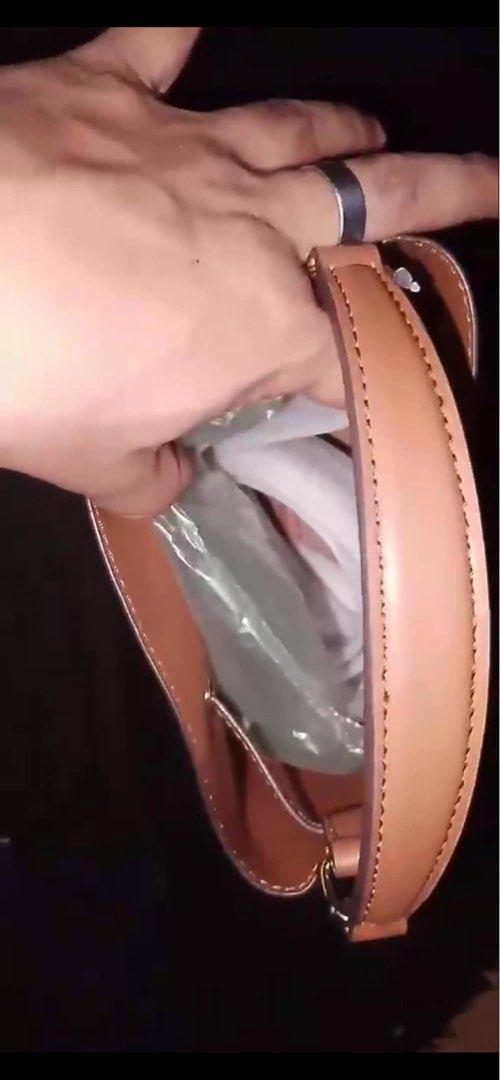 MK Mercer Small Bucket (Category: Luxury Bags & Wallets) located in Basista. Submitted by chiemvansorcas.2020 (Listing ID 1360763829, Image 2). Description: Bnew with cards Selling po brand new and original/authentic. As in kadating lang po. Pasabuy from a friend pero hnd na po niya kinuha. Decided selling na din since nakakuha nadin po ako ng bag. Can ship aywhere. Request for additional pics or info, pm lang po. Can shi.