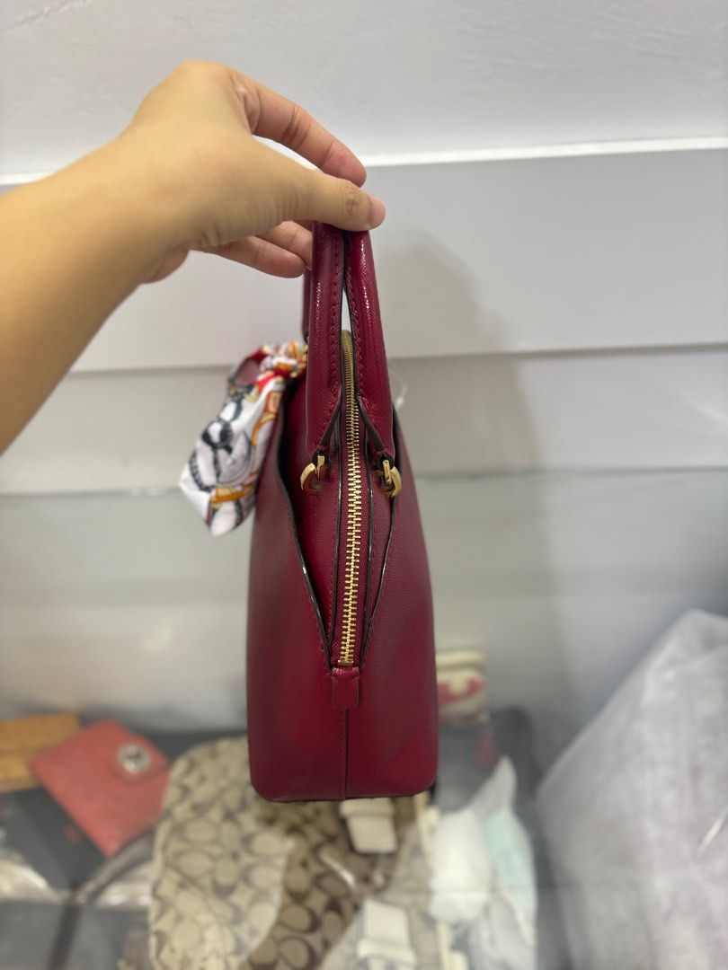 MK Small Alma Handbag (Category: Luxury Bags & Wallets) located in Cabanatuan. Submitted by cristalyngonzales (Listing ID 1360729240, Image 3). Description: No major flaw very good cond Hand bag only no strap.