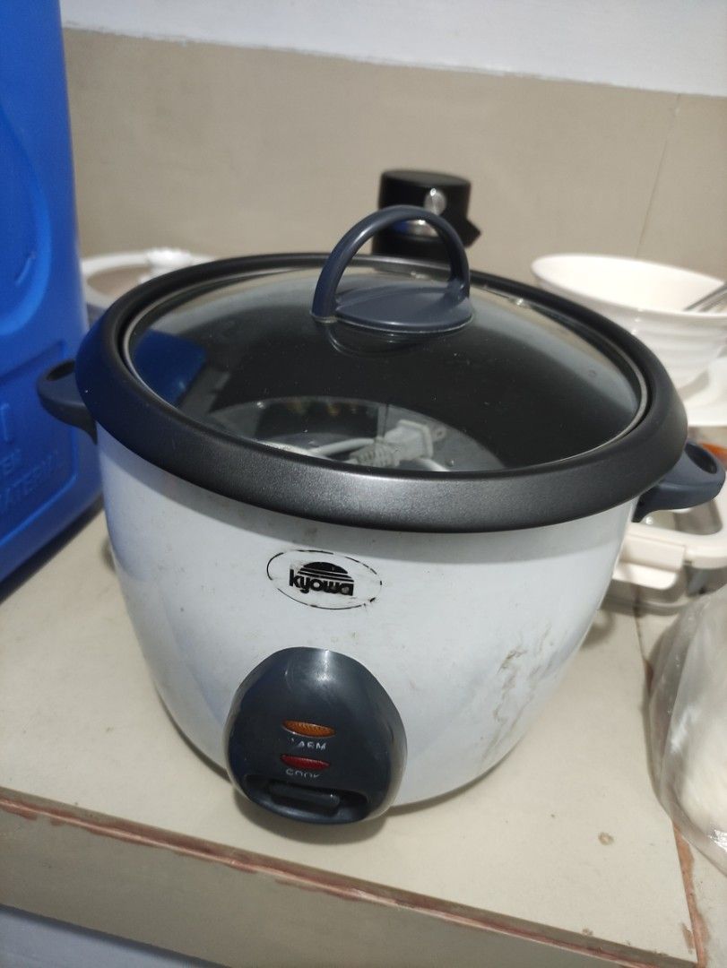 Rice Cooker (Category: Cookware & Accessories) located in Makati City. Submitted by sevxii (Listing ID 1360816110, Image 1). Description: With minimal stain but does not affect its performance Loc: Guadalupe Nuevo.