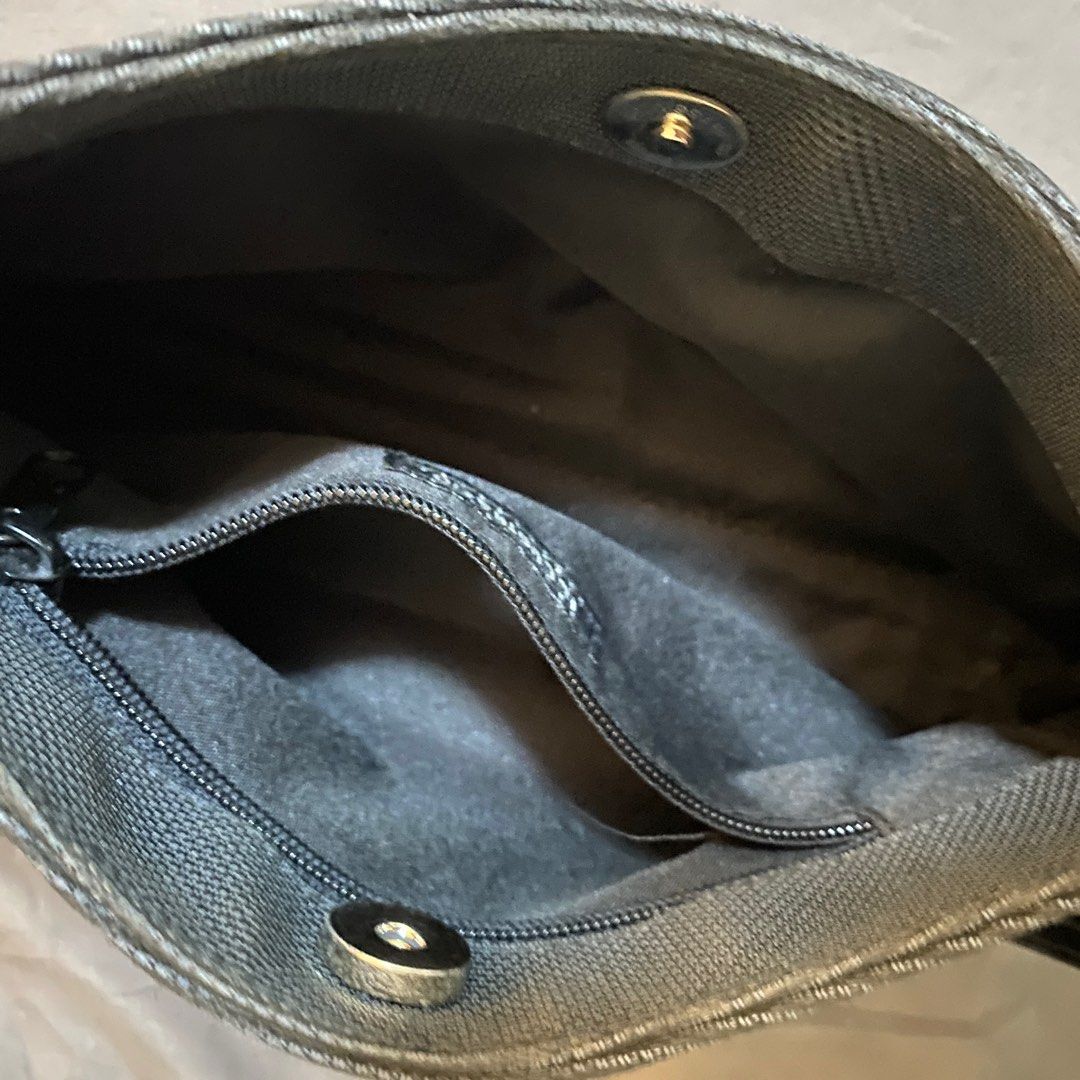 Black Illustrazo Shoulder Bag (Category: Shoulder Bags) located in Rizal. Submitted by TheRetailAddict (Listing ID 1360992329, Image 2). Description: • Has a pocket inside •Not spacious •Can only fit limited items (phone, compact wallet, etc..) • Second hand bag.