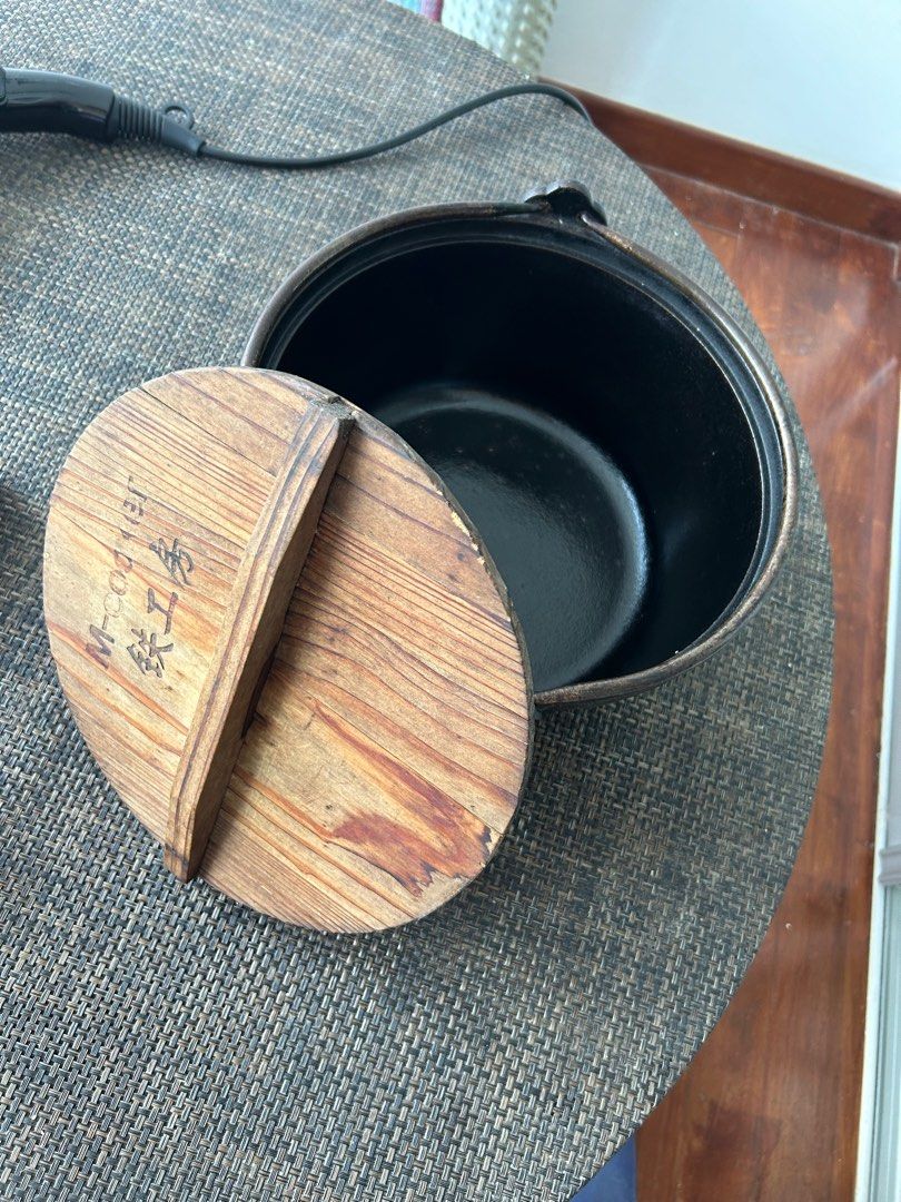 Cast iron pot