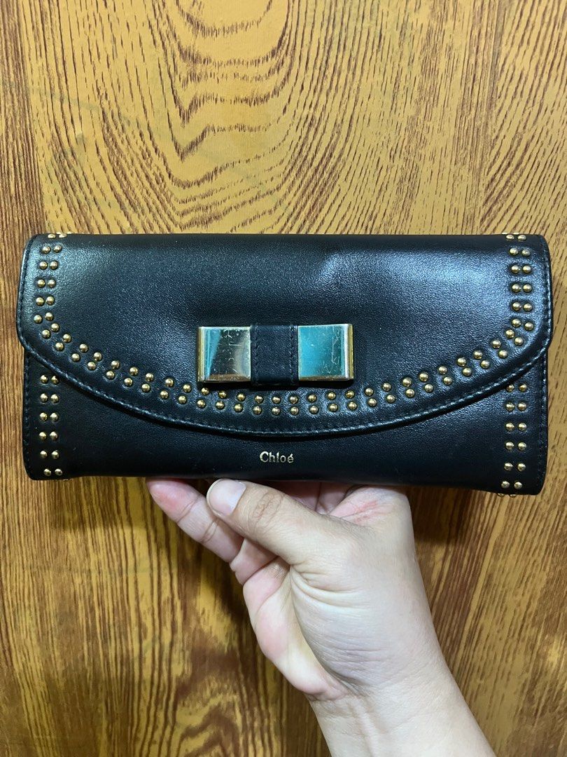Chloe wallet (Category: Luxury Bags & Wallets) located in Valenzuela. Submitted by dianzskiyo (Listing ID 1360933841, Image 1). Description: Preloved Chloe wallet 📍 what you see is what you get 📍 Managed ur expectation - this is preloved 📍 Slightly negotiable 📍 All details were already posted (pls check photos para iwas sa redundant na tanong 😉) 📍 Color may vary due to lighting 💡 📍 + SF 📣 PLS MAKE A REASONABLE OFFER AND IF SURE TO GET TH