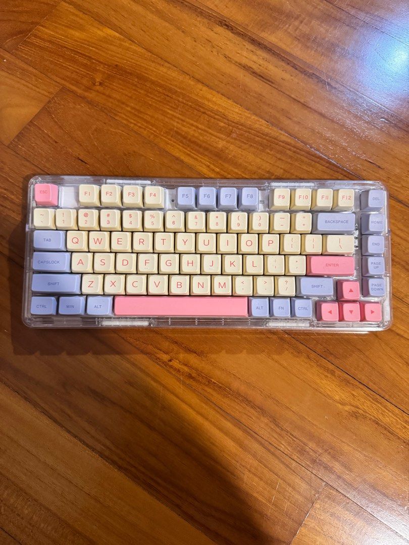 Customised keyboard (Category: Computer Keyboard) located in Singapore. Submitted by nickie_sellss (Listing ID 1361010721, Image 1). Description: Hardly used so letting go. Keyboard sounds tocky.