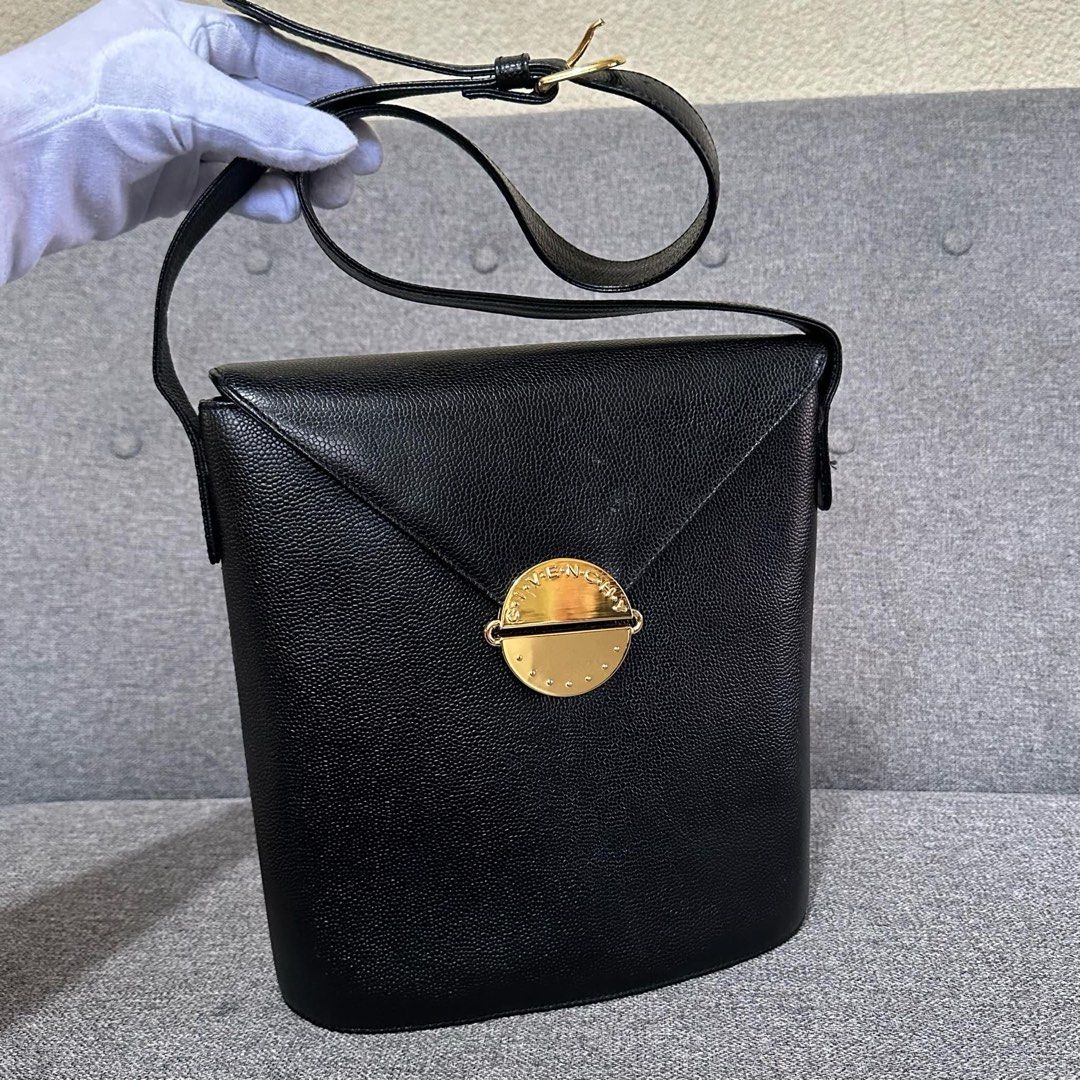 Givenchy Caviar Shoulder Bag | Sling Bag (Category: Luxury Bags & Wallets) located in Madrid. Submitted by jhunaceee (Listing ID 1360921753, Image 2). Description: 💯Orig Adjustable Strap Bag only.