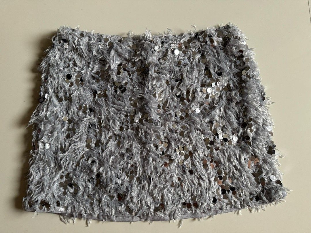 Glittery Skirt_ Sheinbae (Category: Skirts) located in Baliuag. Submitted by same1693 (Listing ID 1360952996, Image 1). Description: wrong sized nabili sa shein app.. size 24 ako pero best fit sa 25-28.