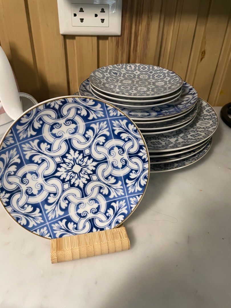 Gourdo plates 12 pcs (Category: Dinnerware & Cutlery) located in Manila. Submitted by rrem2 (Listing ID 1360988774, Image 1). Description: rfs: not using it 4 pcs 15cm plates 4 pcs 20cm plates 4 pcs 27cm plates total of 12 plates DM for more details.