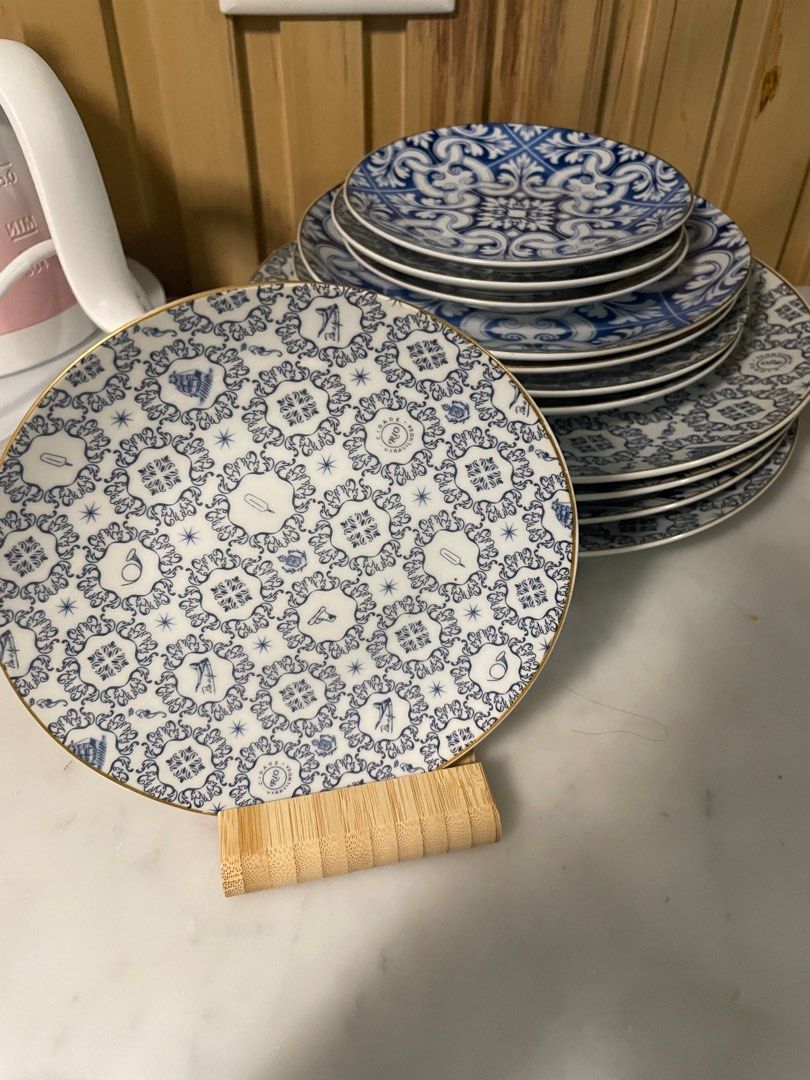 Gourdo plates 12 pcs (Category: Dinnerware & Cutlery) located in Manila. Submitted by rrem2 (Listing ID 1360988774, Image 2). Description: rfs: not using it 4 pcs 15cm plates 4 pcs 20cm plates 4 pcs 27cm plates total of 12 plates DM for more details.