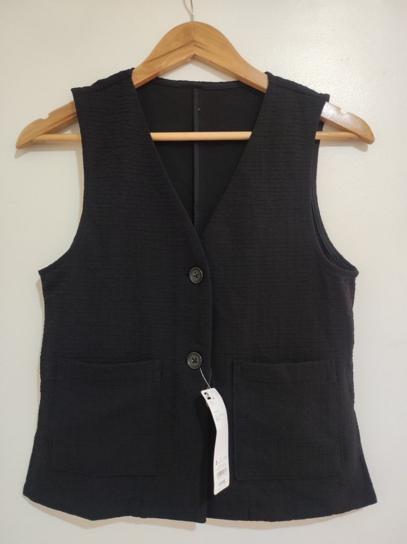 GU by Uniqlo Vest top (Category: Others Tops) located in Quezon City. Submitted by coco_1103 (Listing ID 1361036330, Image 1). Description: Brandnew with tag GU by Uniqlo Vest Top fit to Small -Slim med delivery via Lalamove payment first via Gcash.