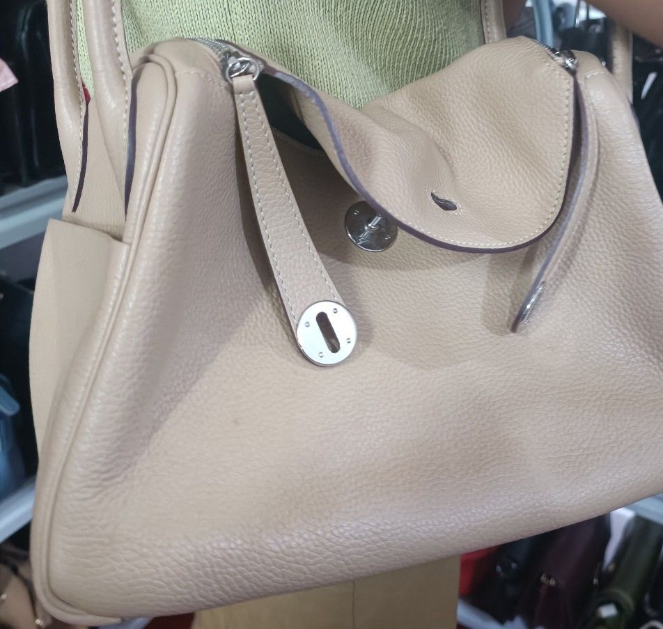 Hermes Lindy bag (Category: Luxury Bags & Wallets) located in Bayombong. Submitted by kweeeen (Listing ID 1359529238, Image 1). Description: Hermes Lindy togo/clemence leather Palladium hardware with dust bag in very good condition po ito slightly negotiable get nyo na po super need lang ng funds.