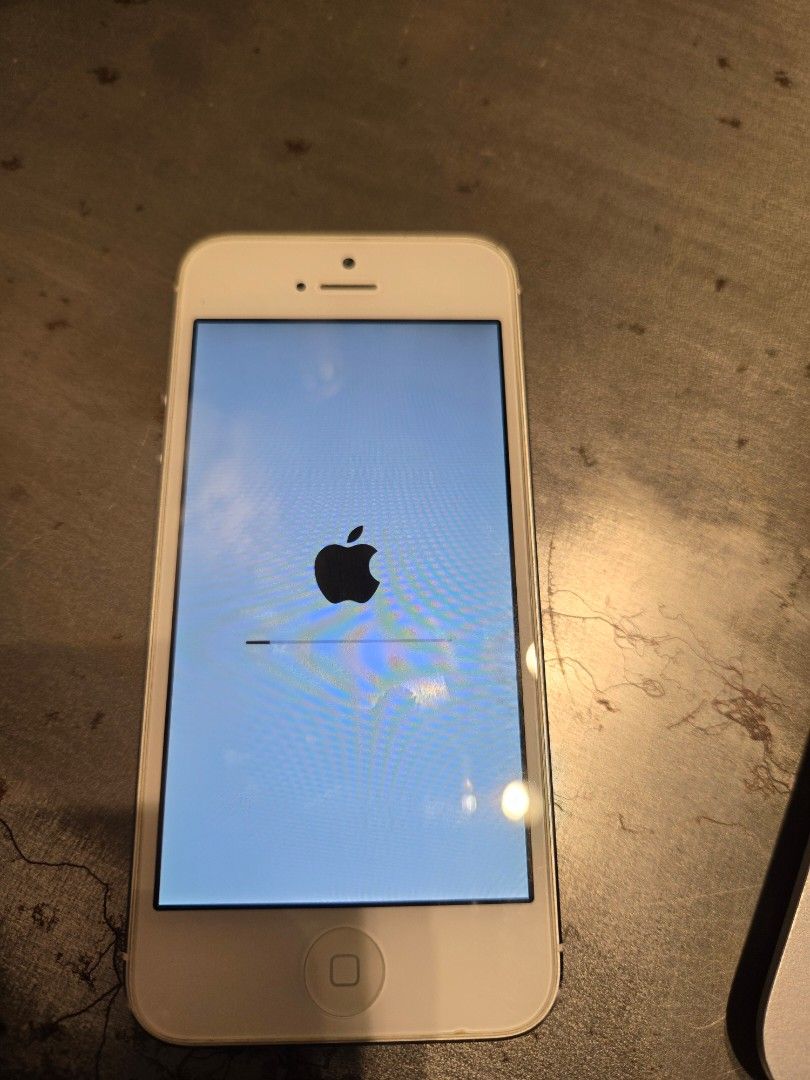 IPhone 5 （分類：iPhone 其他）位於 Hong Kong。 由 uwsss 提交（商品編號 1360928921，圖片 1）。簡介： Apple iPhone 5 It's still working, and the IOS system is smooth.。